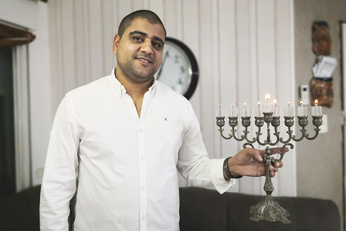 עפולה: בני נוער ידליקו חנוכיות בבתי האזרחים הוותיקים